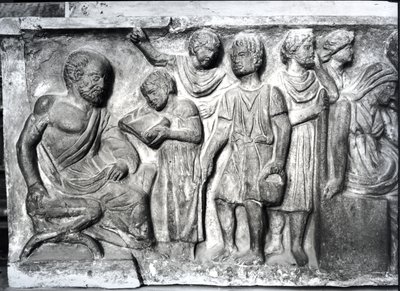 Relief, das einen Jungen zeigt, der seinem Lehrer vorliest (Detail) von Roman